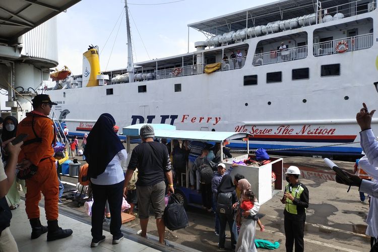 Para pemudik di Terminal penumpang GSN Pelabuhan Tanjung Perak Surabaya saat mengangkat barang bawaan menuju Kapal, Selasa (18/04/2023)
