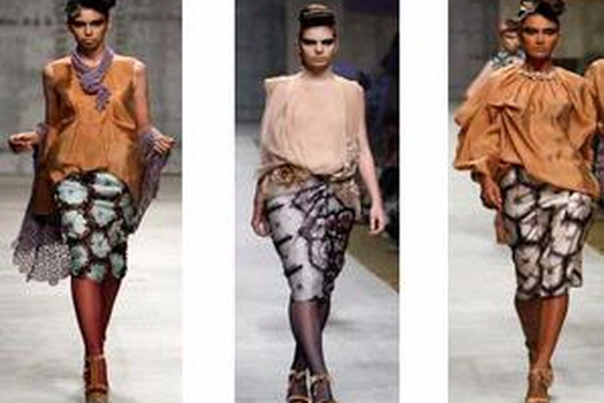 Koleksi Sense dari Biyan yang diperagakan di Ballroom Pacific Place, Rabu (26/8). Rok yang bercorak mirip batik, seperti sarung yang digunakan nenek-nenek jaman dulu terlihat modern dan chic. 
