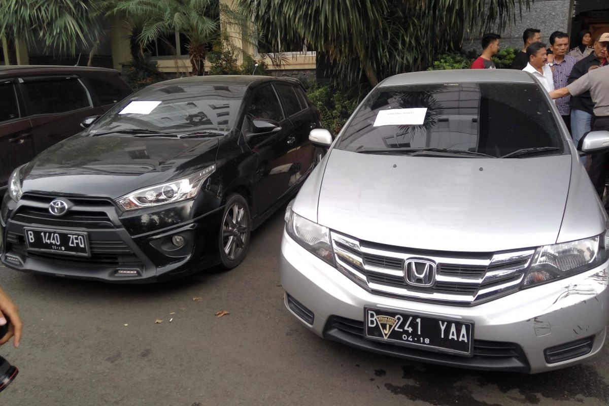 Mobil pengeroyok pakar telematika Hermansyah yang disita polisi di Mapolda Metro Jaya, Kamis (13/7/2017).