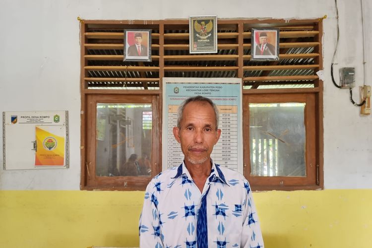 Kepala Desa Rompo Alpius R Tamaripi berfoto di Kantor Desa Rompo, Kecamatan Lore Tengah, Kabupaten Poso, Sulawesi Tengah, Minggu (2/6/2024).