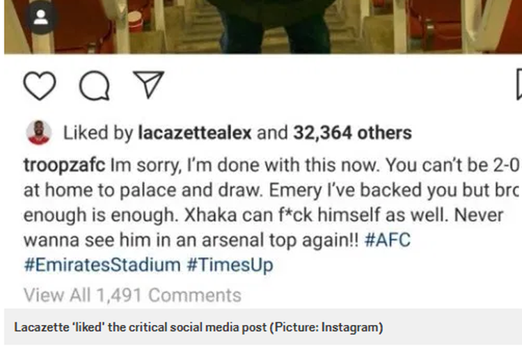 Striker Arsenal, Alexandre Lacazette, me-like sebuah unggahan fans Arsenal di Instagram yang mengkritik Unai Emery dan Granit Xhaka.