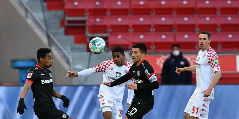 Gelandang Mainz 'Luxembourgian Leandro Barreiro Martins (CL) dan gelandang Leverkusen Chili Charles Aranguiz (CR) bersaing untuk memperebutkan bola selama pertandingan sepak bola divisi pertama Bundesliga Jerman antara Bayer 04 Leverkusen dan 1 FSV Mainz 05 di Leverkusen, Jerman barat, pada 13 Februari, 2021.