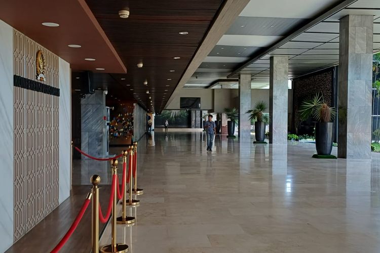 Hari Pertama WFH ASN: Kompleks DPR Lengang, Koperasi Tutup, Parkiran Tak Seramai Biasa