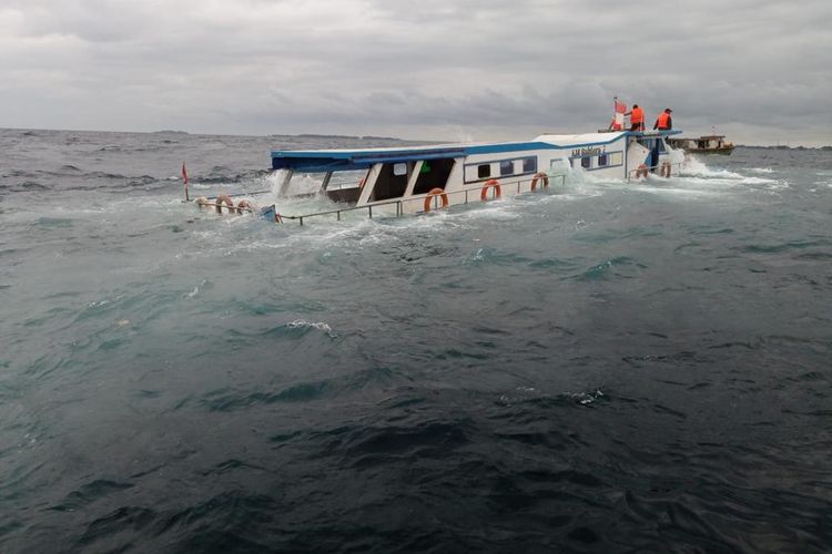 Kapal nelayan KM Bahtera 2 mengalami kebocoran dan nyaris tenggelam di Perairan Pulau Pari, Kepulauan Seribu, Rabu (22/2/2023). Semua penumpang dinyatakan selamat setelah dievakuasi petugas gabungan. 