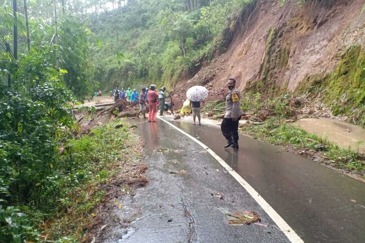 Musibah tanah longsor melanda jalur trans Sulawesi dan rumah warga di Kabupaten Gowa, Sulawesi Selatan. Sabtu, (3/3/2021).