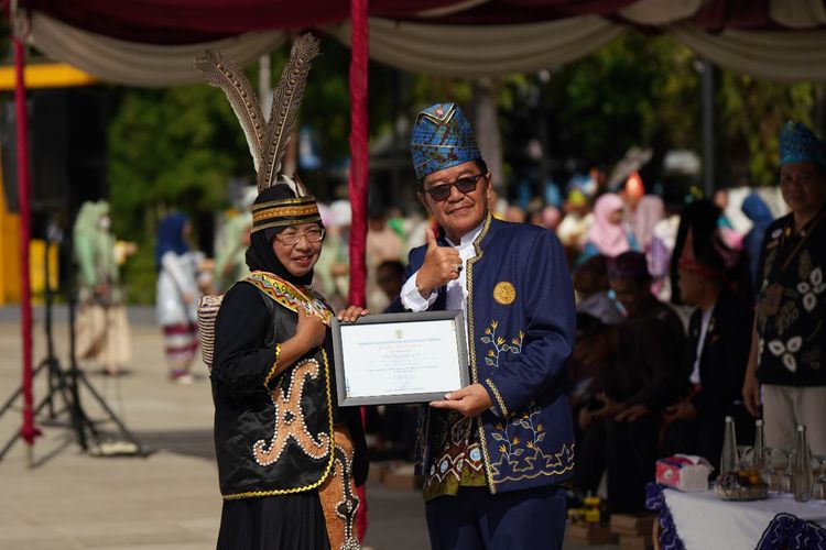 Wakil Bupati (Wabup) HST Mansyah Sabri saat menyerahkan penghargaan kepada guru dan tenaga kependidikan (GTK) serta peserta didik berprestasi dalam peringatan upacara Hari Pendidikan Nasional (Hardiknas) Tahun 2024 di Taman Dwi Warna Barabai, Rabu (15/5/2024). 