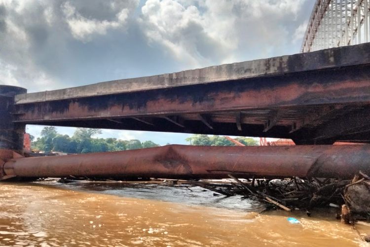 Sebuah tongkang bermuatan cangkang sawit yang ditarik tugboat TB Glory menabrak tiang pengaman arus Jembatan Tayang, Kabupaten Sanggau, Kalimantan Barat (Kalbar) Rabu (13/12/2023).