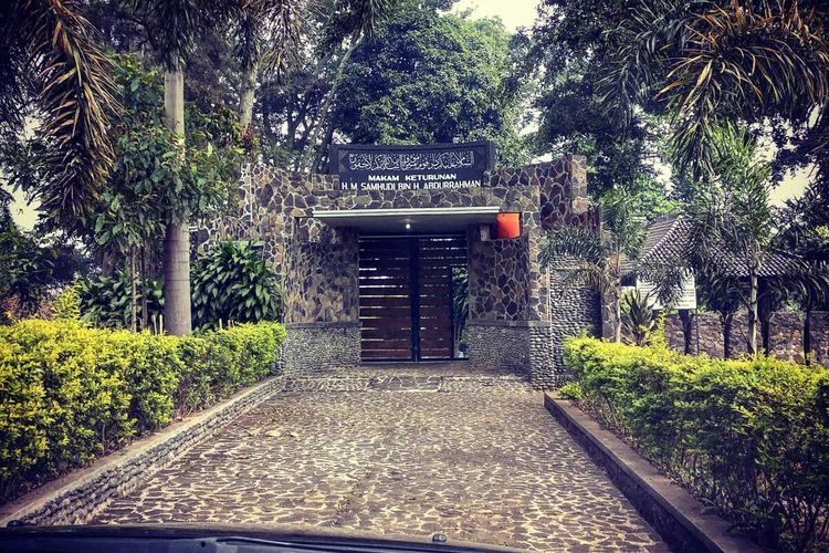 Ikhtiar Keluarga Samhudi Merawat Ketenangan Makam Wakaf di Nagreg