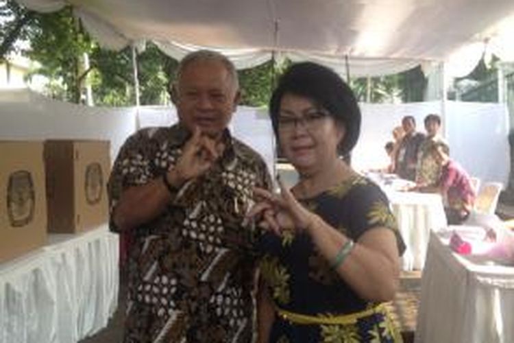 Menteri Pertahanan Purnomo Yusgiantoro beserta istri, mencoblos di TPS 01 Kelurahan Senayan, Kompleks Widya Chandra, Jakarta, Rabu (9/7/2014).