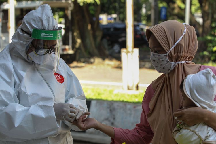 bPetugas medis Dinas Kesehatan Kota Bogor melakukan rapid test Covid-19 massal di GOR Pajajaran Bogor, Sabtu (16/5/2020). Rapid test massal guna mencegah penyebaran virus Covid-19.