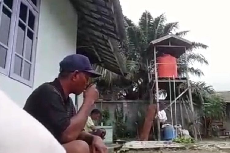 Tangkapan layar video yang direkam petugas surveilans Puskesmas Kumai, Kalimantan Tengah, saat membujuk keluarga pasien terkonfirmasi positif Covid-19 agar mau menjalani isolasi, Sabtu (11/7/2020). Pasien dan keluarga menolak. 