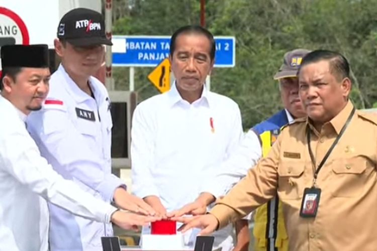 Presiden Jokowi saat meresmikan ruas jalan tol seksi Bangkinang-XIII Koto Kampar, di Kabupaten Kampar, Riau, Jumat (31/5/2024).