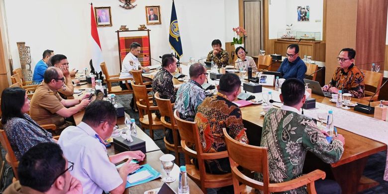 Pj Gubernur Sumatera Selatan, Agus Fatoni bersama dengan Menteri Perhubungan Budi Karya Sumadi membahas reaktivasi Bandara Gatot Subroto Way Kanan di Kantor Kementerian Perhubungan Republik Indonesia (Kemenhub RI), Jakarta, Selasa (5/3/2024)