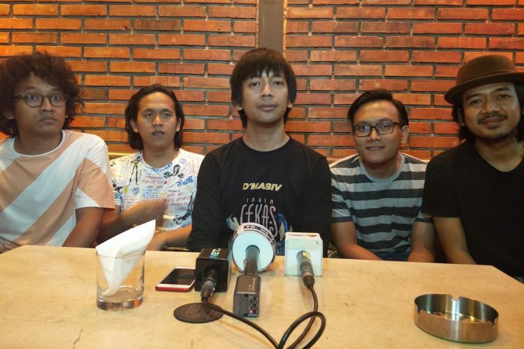 Band D'MASIV dalam sesi wawancara usai jumpa pers peluncuran vinyl Kidung Abadi Chrisye, di LEON, Kebayoran, Jakarta Selatan, Kamis (22/11/2018).