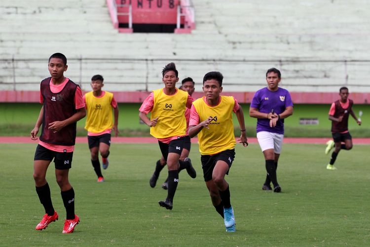 Pemain Timnas Indonesia U-16 latihan untuk persiapan AFC Cup U-16 bulan September mendatang di Stadion Gelora Delta Sidoarjo, Jawa Timur, Jumat (17/01/2020) sore.
