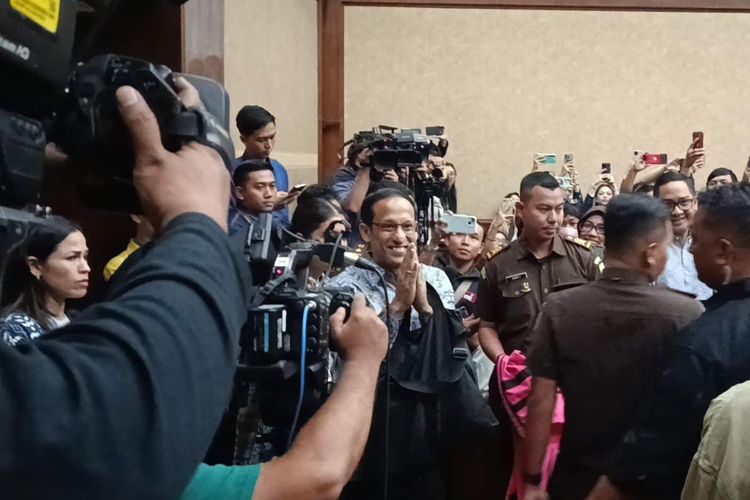 Eks Mendikbudristek Nadiem Makarim saat tiba di ruang sidang untuk mengikuti agenda pembacaan putusan sela kasus dugaan korupsi Chromebook di Pengadilan Tipikor Jakarta, Senin (12/1/2026)