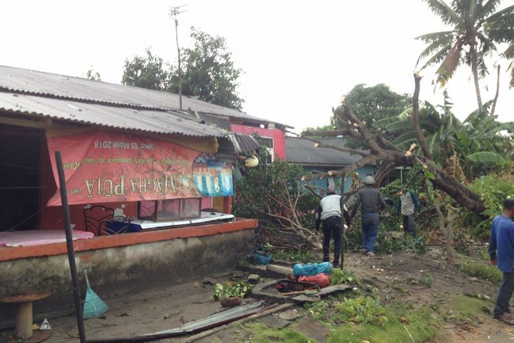 Akibat hujan yang disertai angin kencang, 12 Rumah dan Kantor Lurah Tanjunguban rusak parah.