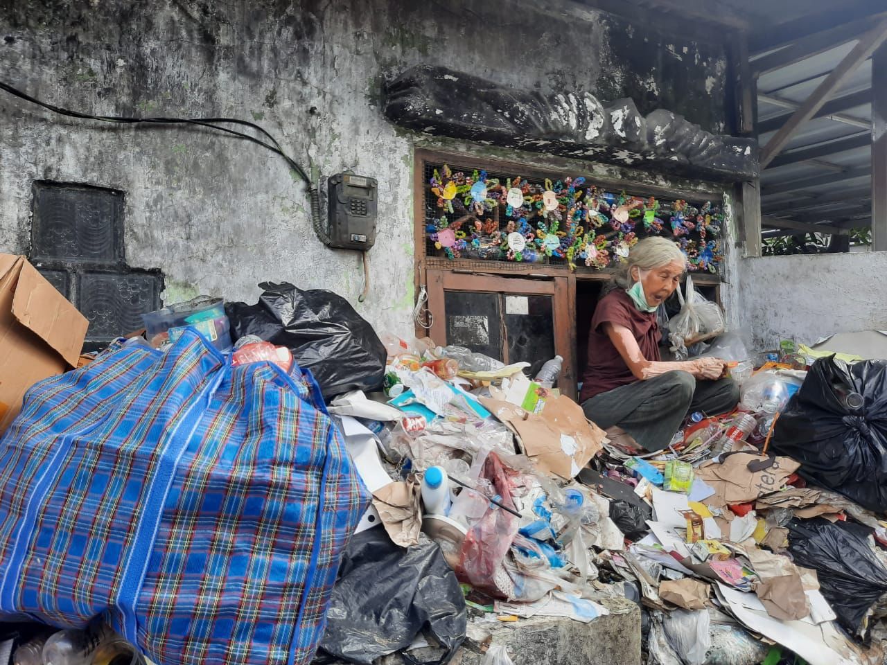 Nenek 75 Tahun Bertahan Hidup di Atas Tumpukan Sampah, Setiap Hari Diberi Makan Sang Adik