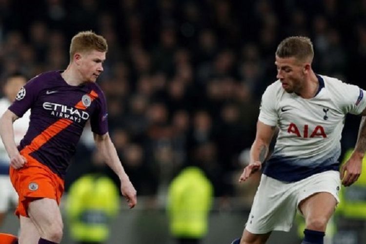 Gelandang Manchester City Kevin De Bruyne diadang bek Tottenham Hotspur, Toby Alderweireld, pada laga leg pertama perempat final Liga Champions, 9 April 2019.