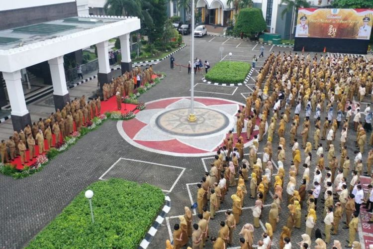Gubernur Jawa Timur Khofifah Indar Parawansa memimpin apel bersama aparatur sipil negara (ASN) dan jajaran Kepala OPD di lingkungan Pemprov Jatim di halaman Kantor Gubernur Jatim, Surabaya, Senin (2/1/2023).