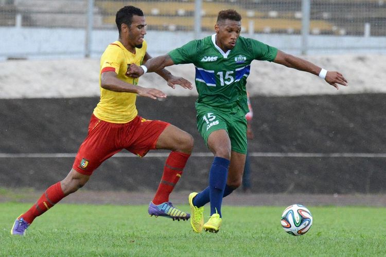 Bek Sierra Leone Alie Sesay (kanan) berduel dengan penyerang Kamerun Eric Maxim Choupo-Moting pada laga Kualfikasi Piala Afrika 2015, 11 Oktober 2014. Alie Sesay dikabarkan bakal bergabung dengan Persebaya Surabaya untuk Liga 1 2021.
