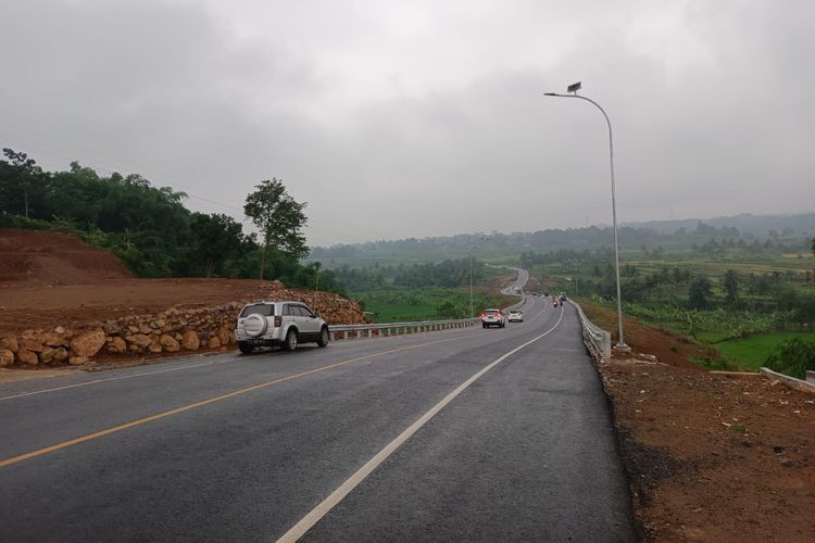 Jalan Lingkar Timur Kuningan di Kabupaten Kuningan, Provinsi Jawa Barat.