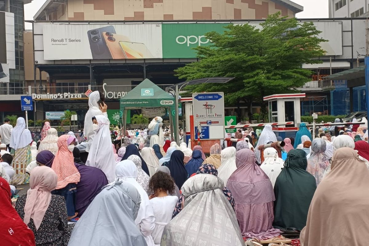 Ribuan jamaah Muhammadiyah Kota Bekasi yang menggelar acara Shalat Ied di halaman depan mal Bekasi Cyber Park (BCP), Jumat (21/4/2023) pagi. Diketahui, ribuan jemaah Muhammadiyah itu sudah datang memenuhi area parkir sejak pukul 05.30 WIB.