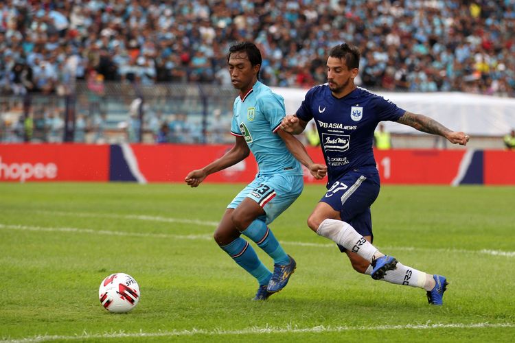 Pemain Persela Lamongan Ady Setiawan menjaga ketat pemain asing PSIS Semarang Flavio Beck Junior pada pekan kedua Liga 1 2020 yang berakhir dengan skor 2-3 di Stadion Surajaya Lamongan, Jawa Timur, Sabtu (07/03/2020) sore.