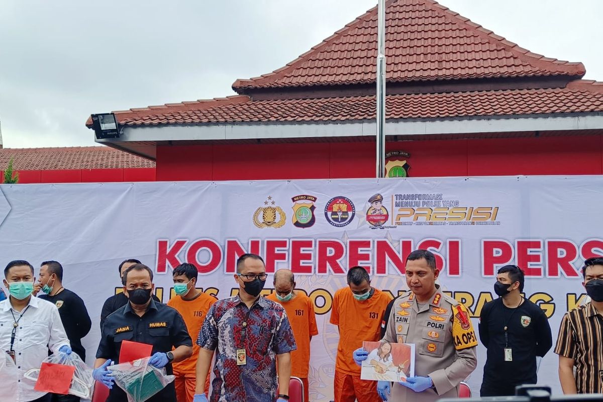 Polres Metro Tangerang Kota menetapkan tiga orang tersangka kasus pembunuhan perempuan bertato kupu-kupu Elis Sugiarti (49) di Kali Cisadane.  Ketiga tersangka itu adalah warga negara asing (WNA) asal Srilangka berinisial SRH (46), dua warga negara Indonesia (WNI) AM alias Sion (41) dan MK atau Murdo, Jumat (30/12/2022).