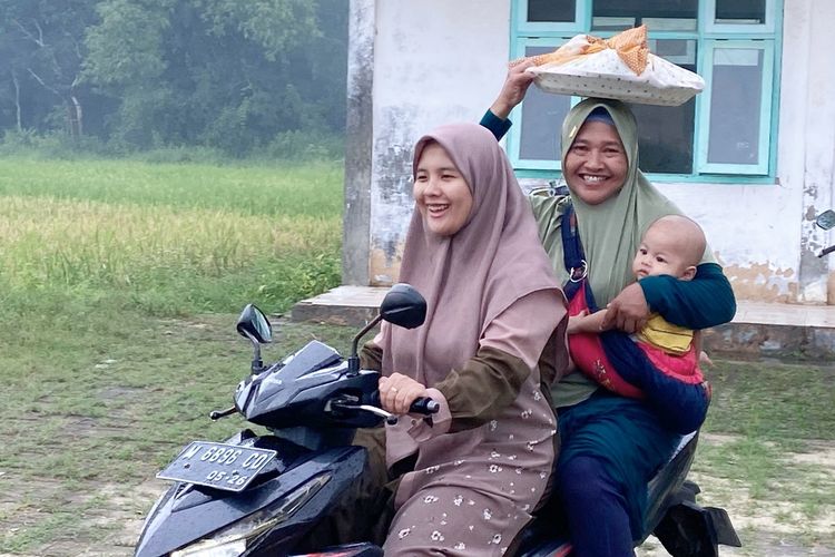 Warga mengantarkan makanan ke rumah salah satu tokoh masyarakat menjelang Ramadhan di Desa Trasak, Kecamatan Larangan, Kabupaten Pamekasan, Jawa Timur, Senin (11/3/2024). Tradisi saling mengantarkan makanan di Madura disebut dengan tradisi Ter Ater.