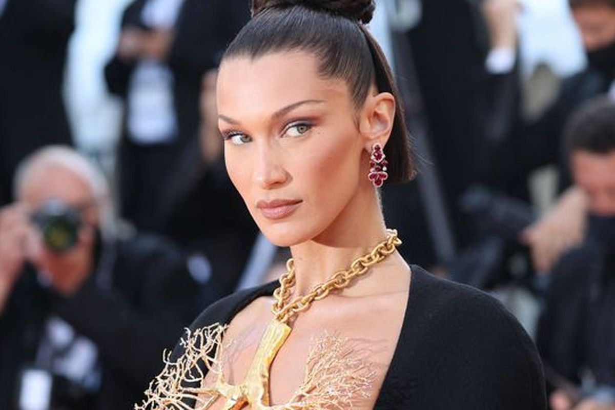 Bella Hadid berpose di atas karpet merah Festival Film Cannes.