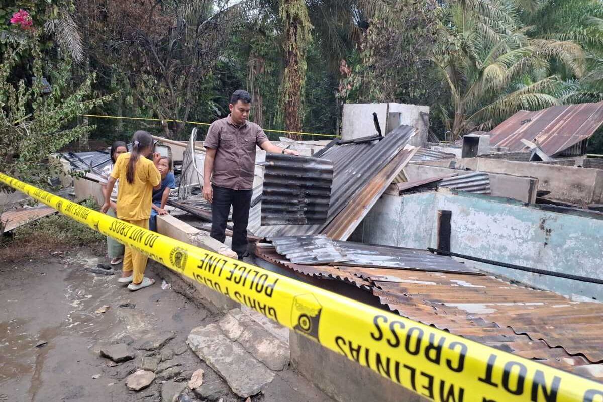 Foto: Sisa sisa bangunan 2 unit rumah semi permanen yang terbakar di Huta II, Nagori Padang Mainu, Kecamatan Dolok Batu Nanggar, Kabupaten Simalungun, Sumatera Utara, Minggu (10/8/2025). Dokumentasi: Polsek Serbelawan.