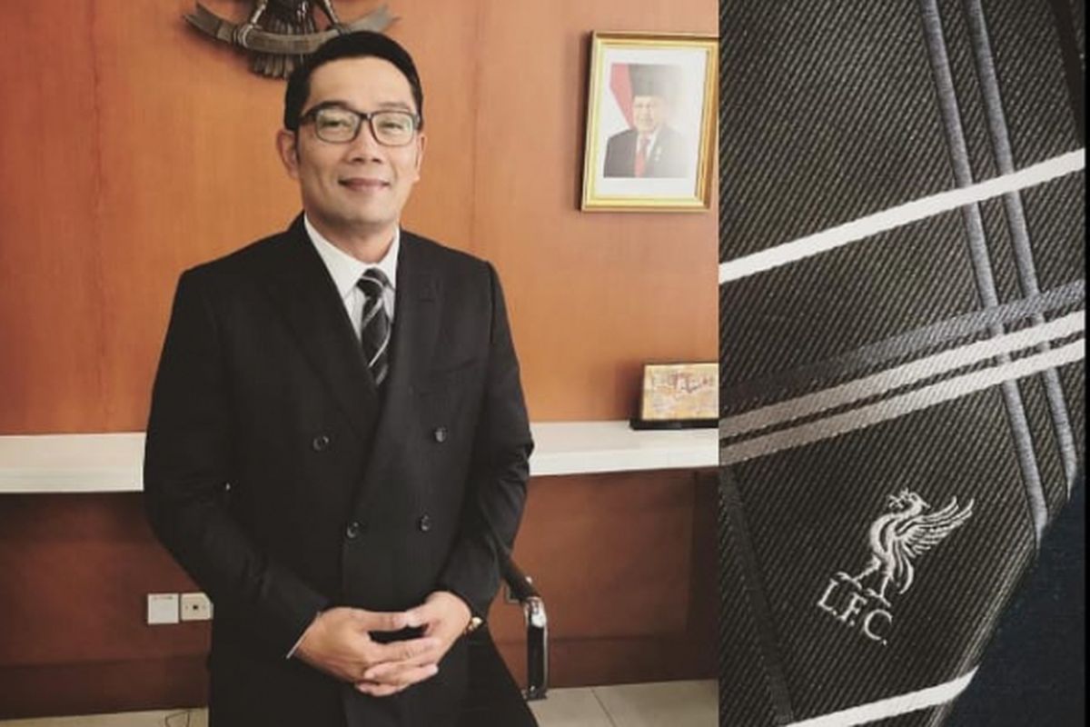 Gubernur Jawa Barat Ridwan Kamil berpose dan memamerkan dasi Liverpool yang dikenakannya lewat akun Instagram-nya. 