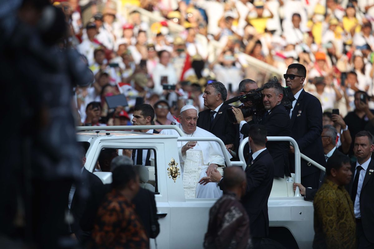 Paus Fransiskus menyapa umat Katolik yang hadir memenuhi Stadion Gelora Bung Karno (GBK), Jakarta, sebelum dimulainya Perayaan Ekaristi, Kamis (5/9/2024). Paus Fransiskus menaiki mobil buatan Pindad Maung untuk berkeliling stadion dan menyapa umat. Selain di GBK, Paus juga menyapa umat yang berada di Stadion Madya GBK.