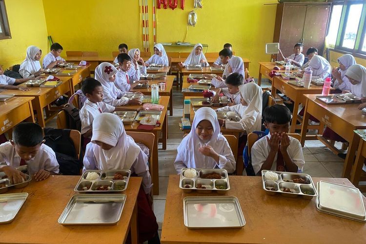 Salah satu sekolah menerima MBG setelah launching dapur baru di Kecamatan Tenayan Raya, Kota Pekanbaru, Riau, Senin (13/10/2025).