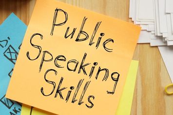 6 Tujuan Public Speaking Sesuai Target Audiens