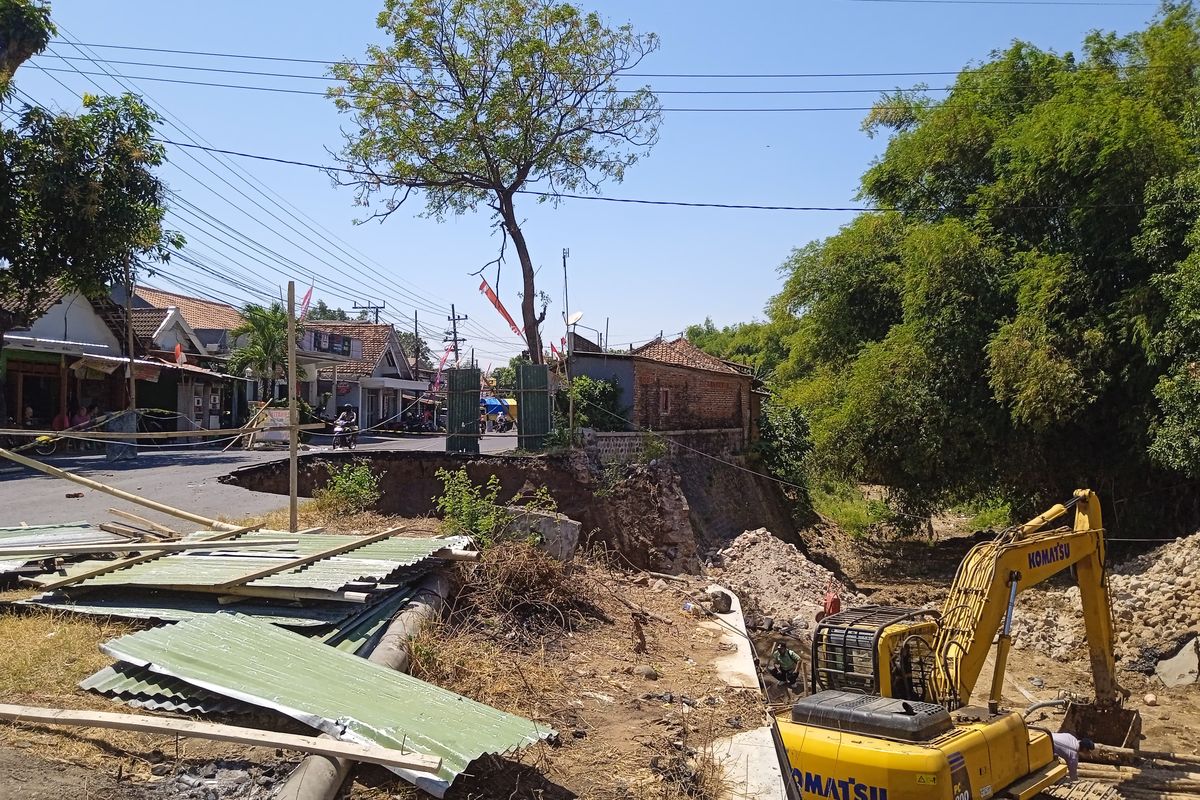 Kondisi Jalan Warujayeng-Nganjuk tepatnya di Desa Kecubung, Kecamatan Pace, Kabupaten Nganjuk, Jawa Timur, yang ambles gara-gara terdampak proses pembangunan Jembatan Kecubung, Senin (12/8/2024)