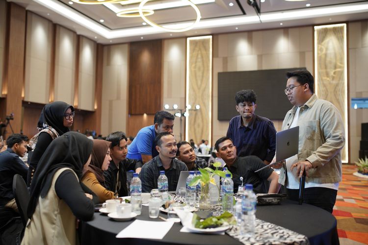 Kementerian Badan Usaha Milik Negara (BUMN) menggelar Workshop dengan tema Navigating the Future of Social Media with AI Technology itu diikuti lebih dari 100 peserta dari seluruh BUMN. Kota Padang dipilih sebagai kota pertama dalam rangkaian workshop Navigating the Future of Social Media with AI Technology. 

