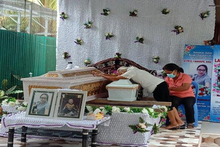 Ibu Asnat Manafe-Mauk menangis sambil memeluk keranda jenazah cucunya di rumah duka, Jalan Perintis Kemerdekaan, Kota Kupang (Pos Kupang/Oby Lewanmeru )