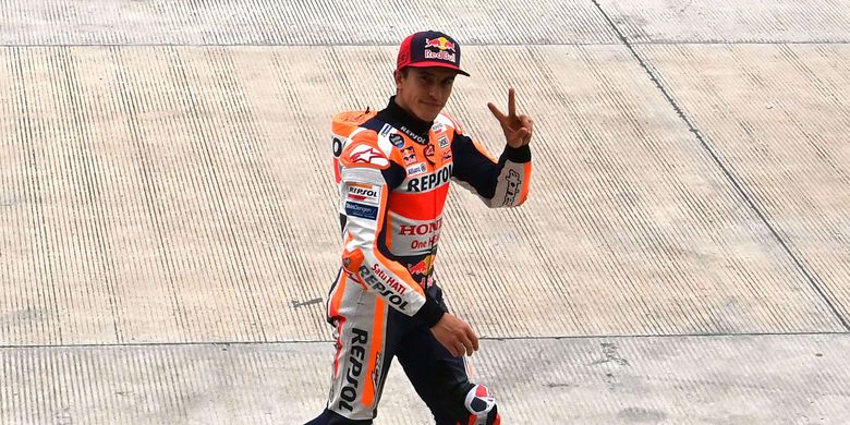 Pembalap Repsol Honda Team MotoGP Marc Marquez bersiap menuju garasi tim pada hari kedua tes pramusim MotoGP 2022 di Pertamina Mandalika International Street Circuit, Lombok Tengah, NTB, Sabtu (12/2/2022). Sesi tes pramusim di sirkuit Mandalika tersebut akan berlangsung hingga Minggu (13/2/2022). ANTARA FOTO/Andika Wahyu/rwa.