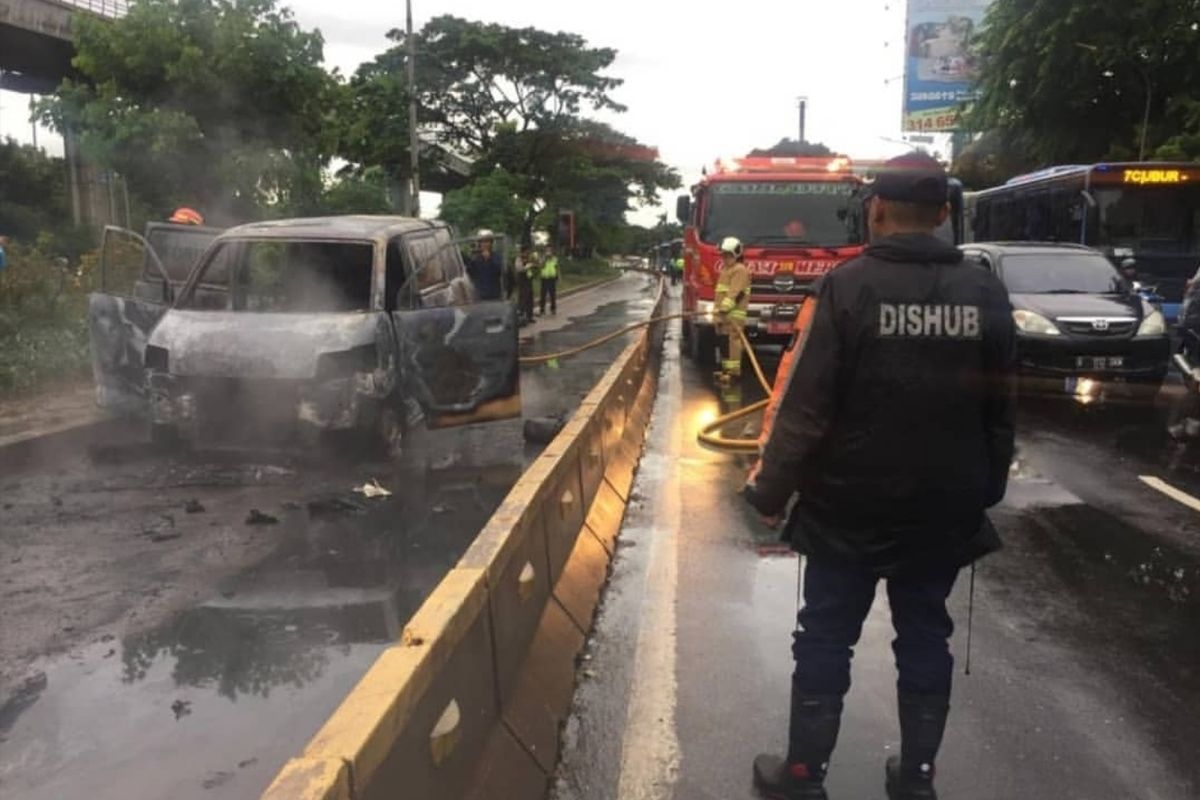 Mini Bus pembantu teknis milik PT Transportasi Jakarta (TransJakarta) terbakar di Jalan Mayjen Sutoyo, Cawang, Jakarta Timur, Jumat (10/1/2020).