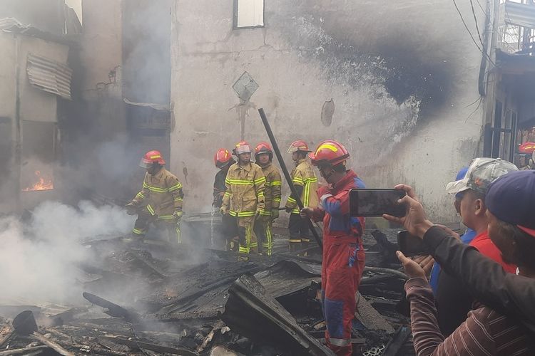 4 Rumah di Palembang Terbakar, Mobil Damkar Tak Bisa Masuk Gang Sempit