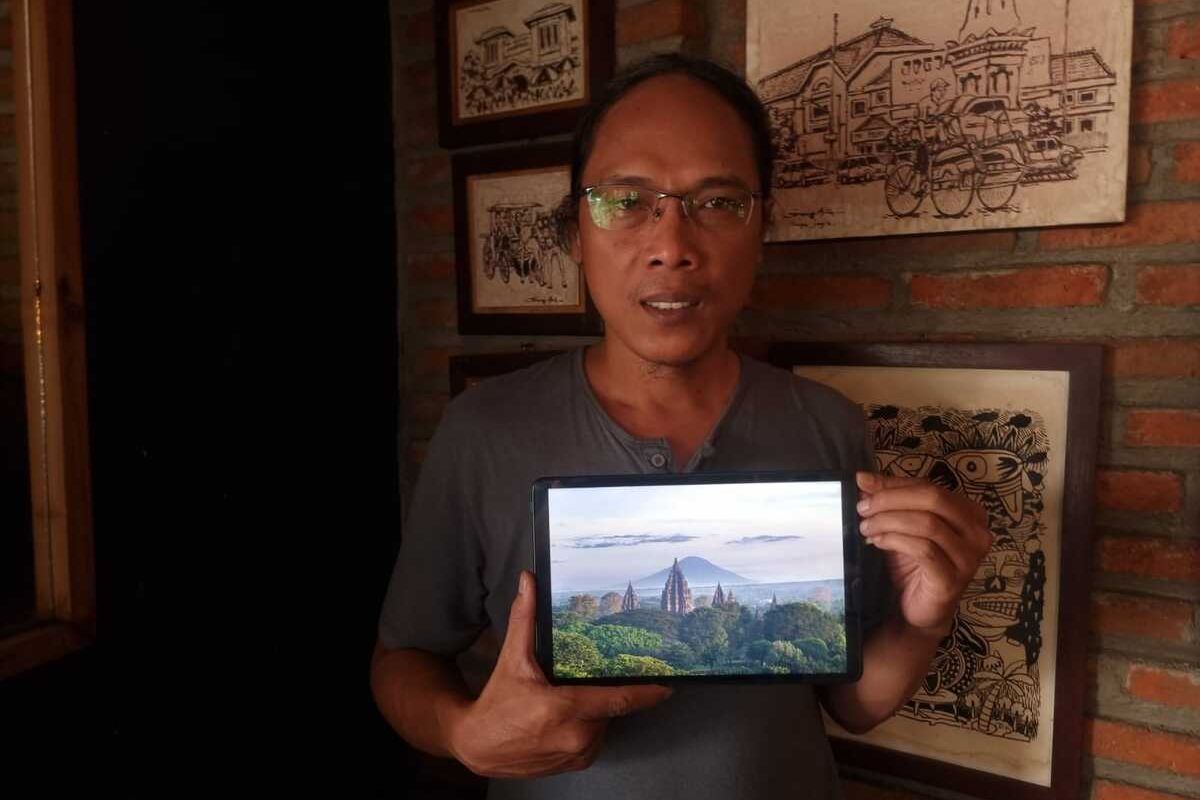 Bambang menunjukkan foto Candi Prambanan yang digunakan Hotel Tentrem