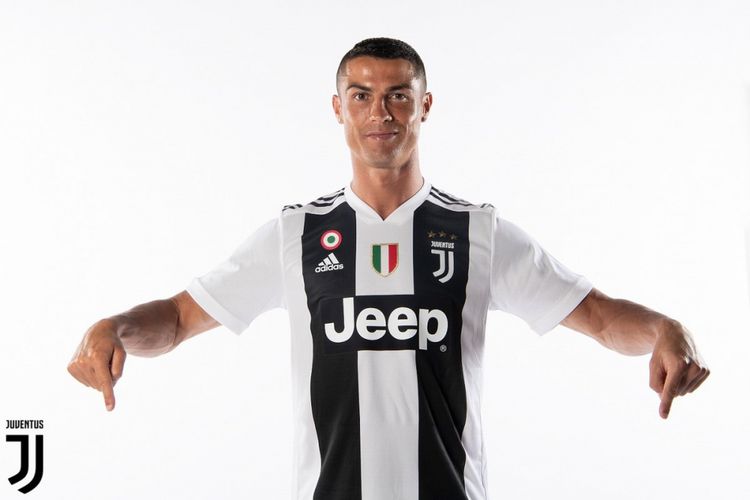 Cristiano Ronaldo mengenakan kostum Juventus seusai menjalani wawancara resmi pertamanya di klub tersebut, 16 Juli 2018.