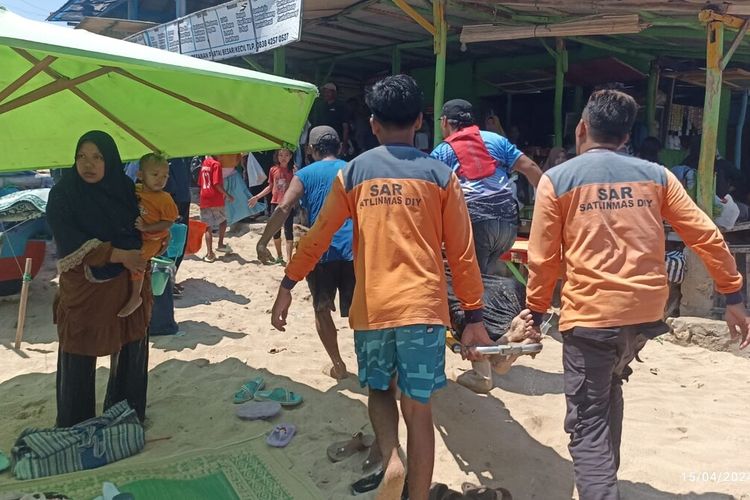 Petugas mengevakuasi korban terseret arus di Pantai Drini, Gunungkidul. Senin (15/4/2024)