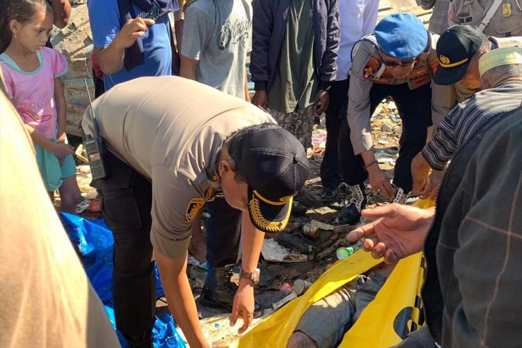 Kapolsek Tallo Kompol Amrin saat mengevakuasi mayat tanpa identitas di tepi sungai Tallo, Kecamatan Tallo, Makassar, Senin (12/8/2019).