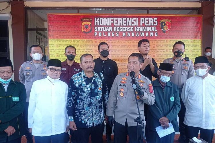 Kapolres Karawang AKBP Aldi Subartono dan jajaran saat memberikan keterangan pers terkait konvoi organiasi Khilafatul Muslimin di Mapolres Karawang, Jumat (10/6/2022).