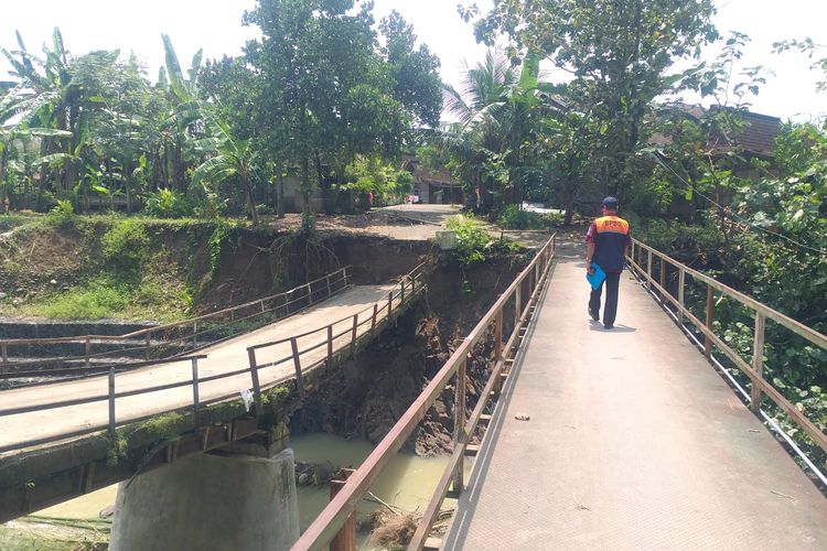 Tim Satgas gabungan meninjau jembatan ambles di Desa Plumutan Kecamatan Bancak Kabupaten Semarang