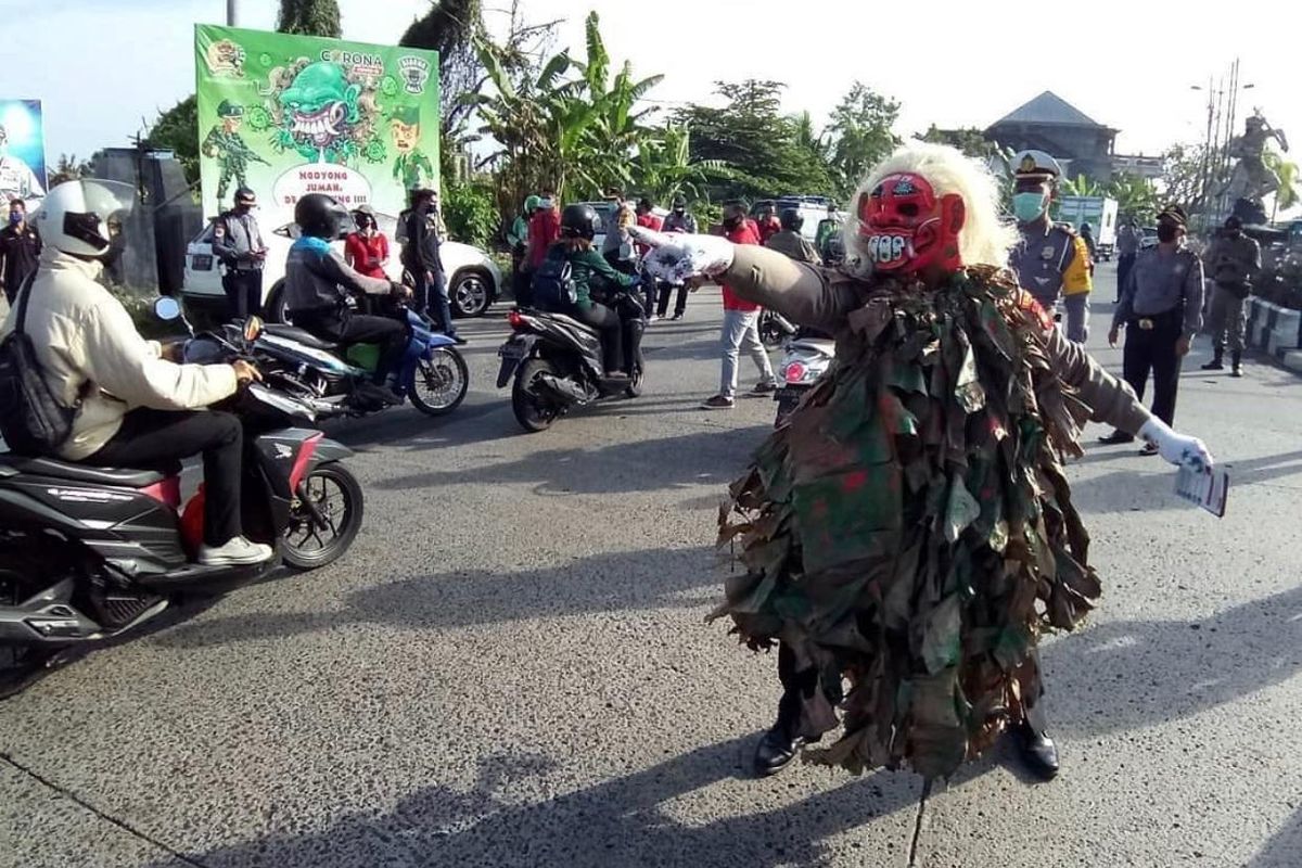 Celuluk Corona sosialisasi bahaya Covid-19 di salah satu ruas jalan di Kabupaten Badung.