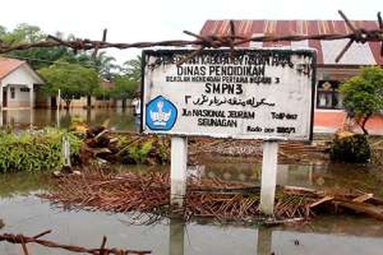 SMP Negeri 3 Sunagan, Kabupaten Nagan Raya, Aceh, terendam air setinggi 30 sentimeter. 